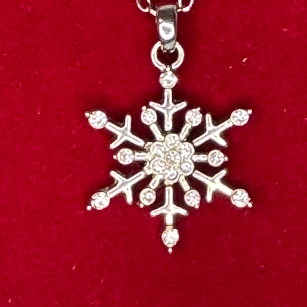 Snowflake Crystal Pendant Necklace Silver Tone Winter Holiday Jewelry NIB - Picture 3 of 4